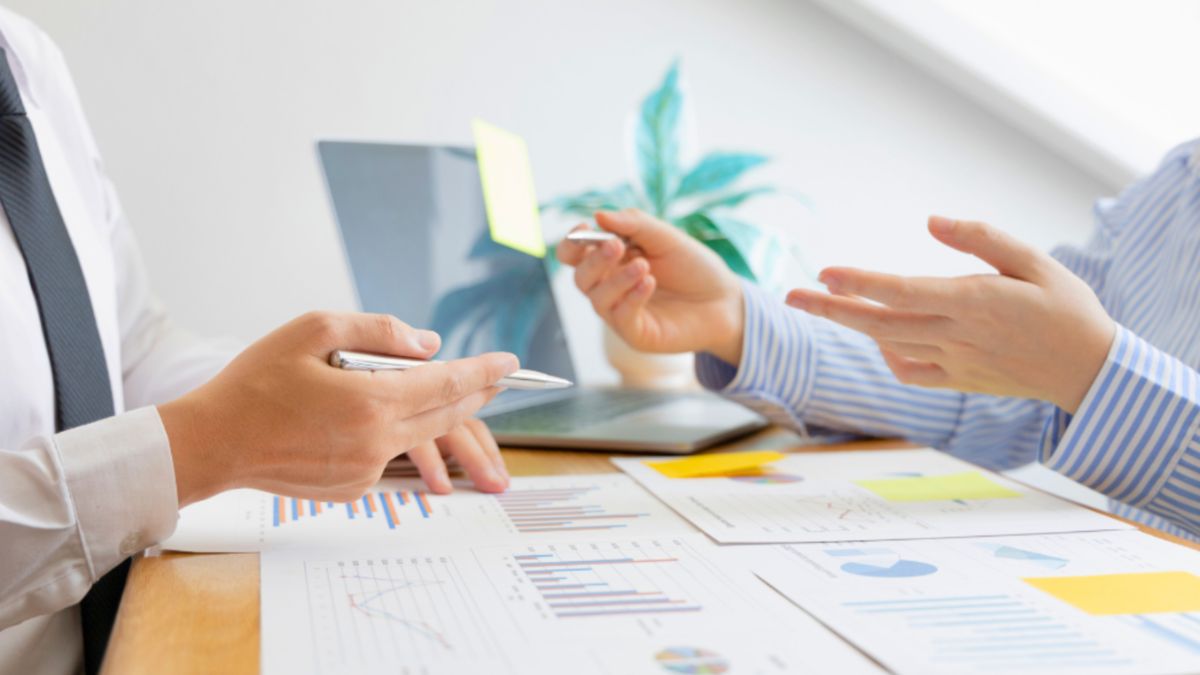Two individuals discuss strategies related to Internet marketing agency services.